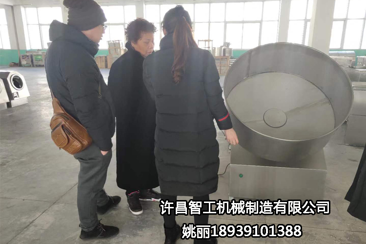 陜西客戶來許昌智工考察試機(jī)湯圓機(jī)，制餡非常滿意，現(xiàn)場(chǎng)定機(jī)