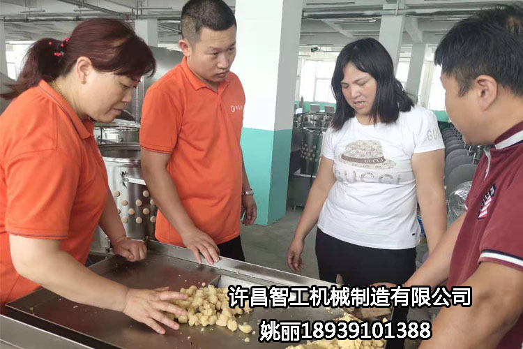 河南周口客戶自帶原料到許昌智工考察、試機(jī)制餡機(jī)?。ㄗ龈恻c(diǎn)）