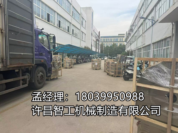 【9月2日·發(fā)貨直擊】 物流大哥一大早排隊進廠，叉車穿梭、木箱整裝，電磁炒貨機、烘焙機、油炸線……一臺接一臺，穩(wěn)穩(wěn)裝車！